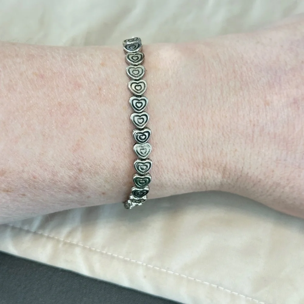 Silver tone stretchy bracelet w/carved Heart beads all the way around - Picture 8 of 13